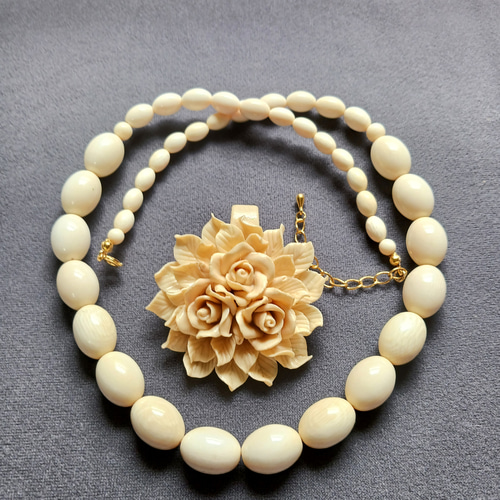 象牙のネックレスとクレイ•ヘッド(ブローチ) ネックレス・ペンダント