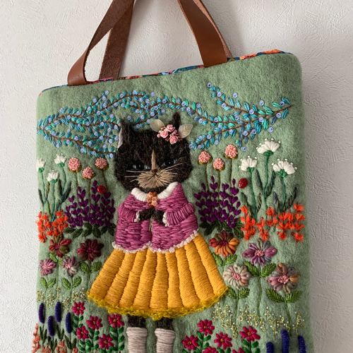 猫さんとお花畑刺繍 羊毛フェルト生地のバッグ ハンドバッグ はな