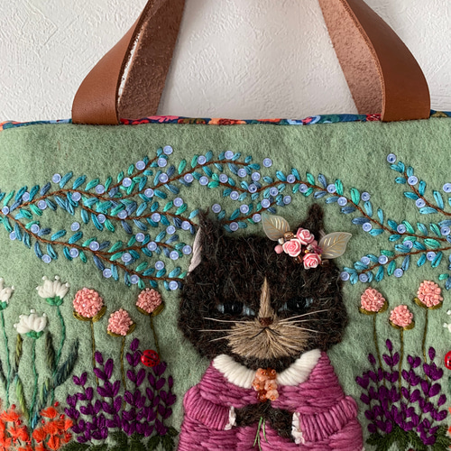 猫さんとお花畑刺繍 羊毛フェルト生地のバッグ ハンドバッグ はな