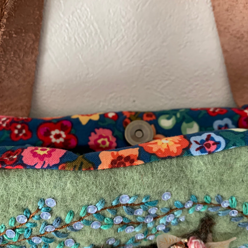 猫さんとお花畑刺繍 羊毛フェルト生地のバッグ ハンドバッグ はな
