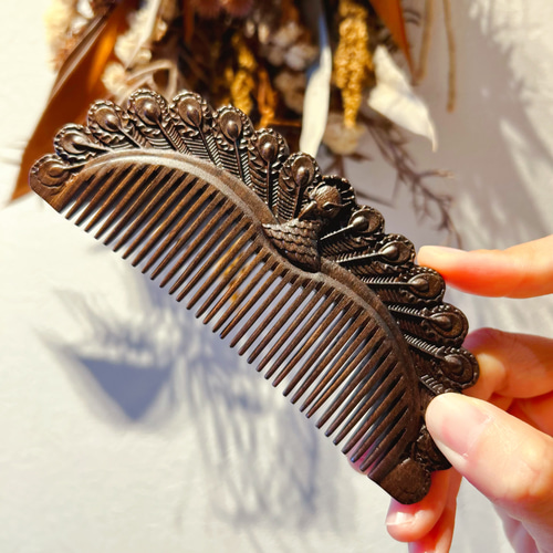 高級黒檀木 木製櫛 くし 両面彫刻 孔雀【桃太郎】お守り 静電気防止 美