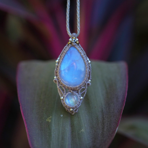 虹色天国☆透明ダブル☆レインボームーンストーン マクラメネックレス