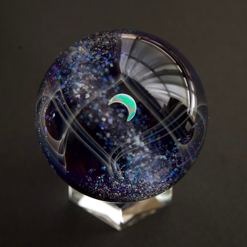 三日月とクラッシュオパールのガラスマーブル（球体オブジェ）直径約45