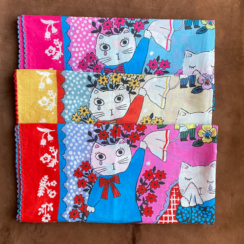 ネコちゃんの涙のハンカチーフ』北岸由美 大判 猫 (赤/ピンク/ベージュ