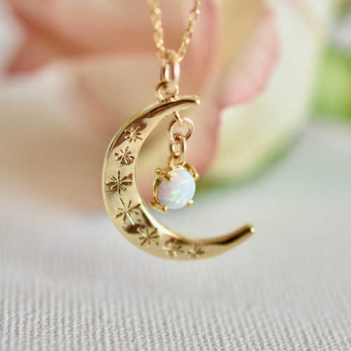 三日月とオパールチャームのネックレス✨ ネックレス・ペンダント