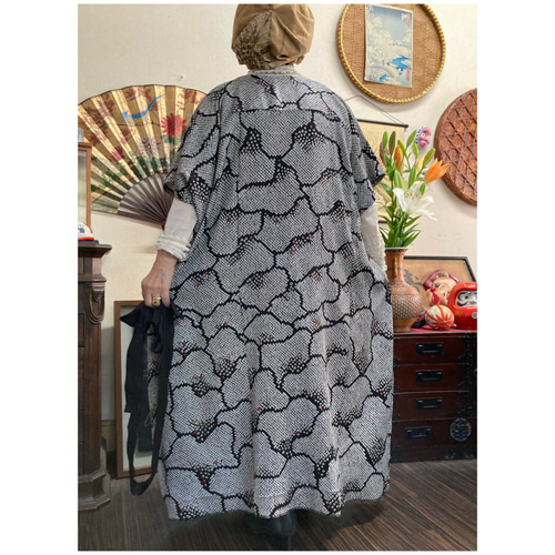 総絞り(黒)の着物からのワンピース(紐付き) 着物リメイク ワンピース