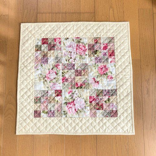 バラと四角つなぎのパッチワークタペストリー パッチワークキルト
