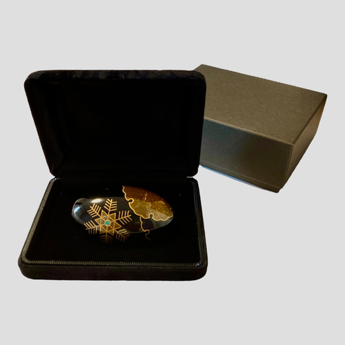 輪島塗【優華JAPAN 】ブローチ 黒塗 雪華蒔絵 ブローチ あーと・きよの