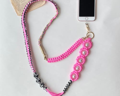 パラコードで作るお花のスマホショルダーストラップ(クリアビーズ