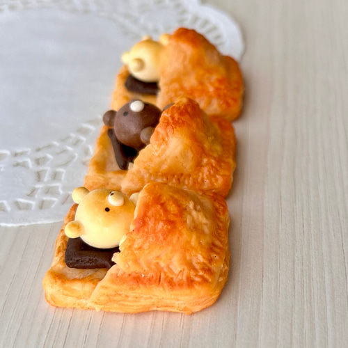 特集掲載】サックサック生地のくまねんねパイ スイーツ キーホルダー