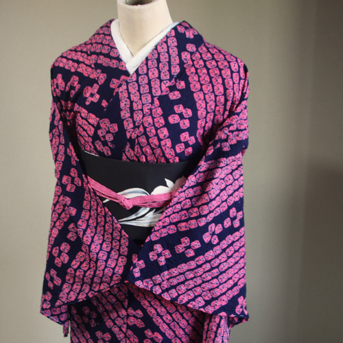 ◇現代 有松鳴海絞 浴衣◇【濃紺赤紫】斜めにはしる傘絞りの幾何学模様