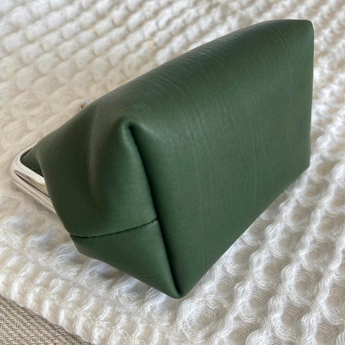 本革 マチ付きで自立するmina perhonenの可愛いがま口ポーチ＊ミナ