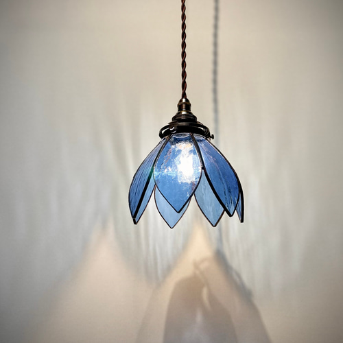 ステンドグラスのペンダントランプ 7枚の花びら、薄いブルー