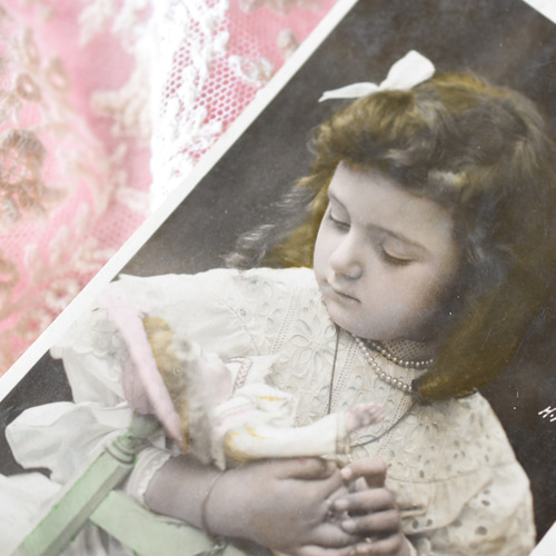 アンティークポストカード お人形をあやす美しいドレスの少女 P002