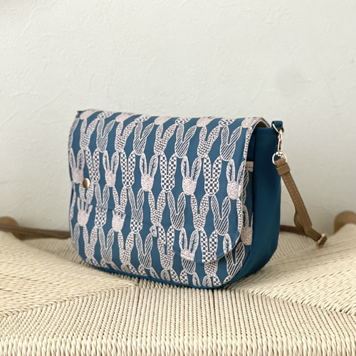 ⚮̈ミナペルホネン pomppia blue ピアノフラップポシェット 蓋付き