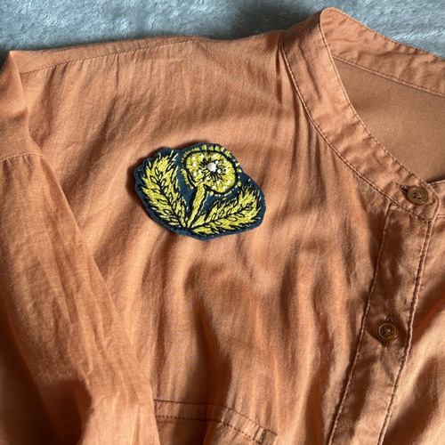 大人気♡たんぽぽブローチ〇ミナペルホネン ブローチ chaki 通販