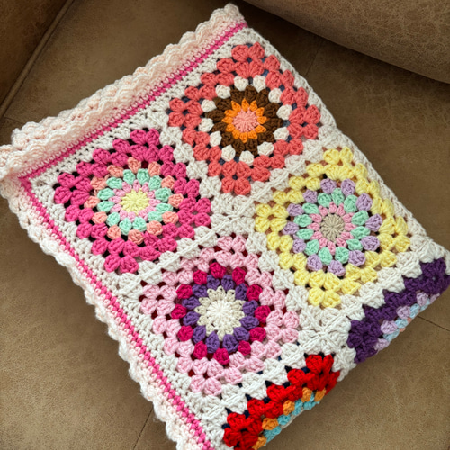 手編みブランケット/花モチーフ/グラニースクエア/カラフル/かぎ針編み