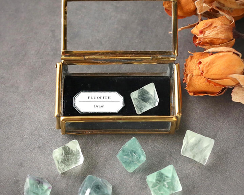 八面体のフローライト 鉱物 標本 ミニチュア 蛍石 蒐集 天然石 原石