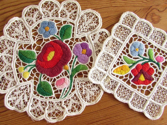 ハンガリーの手仕事/ 可愛いカロチャ刺繍 ドイリー2点 (ヴィンテージ