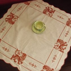 ドイツの手仕事/レンガ色のライオン クロスステッチ手刺繍入りテーブル