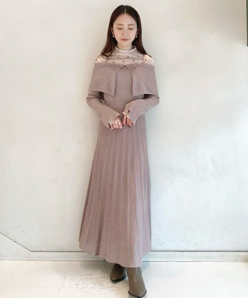 LILY BROWN（リリーブラウン）の「ケープカラーラメニットワンピース