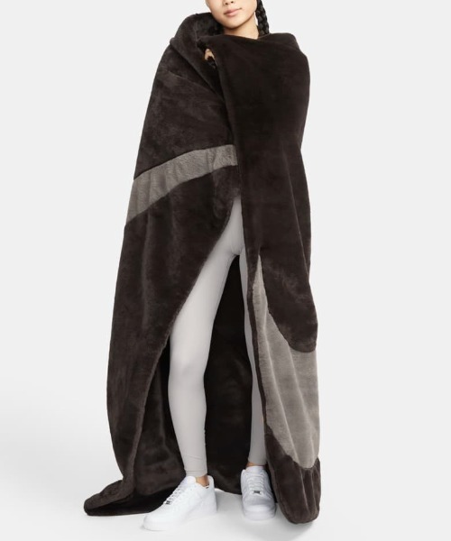 NIKE（ナイキ）の「NIKE WMNS NSW FAUX FUR BLANKET KRMG DO3793-220