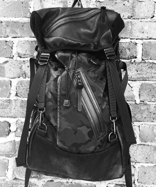 DECADE（ディケイド）の「迷彩ナイロンxレザー・バックパック DECADE