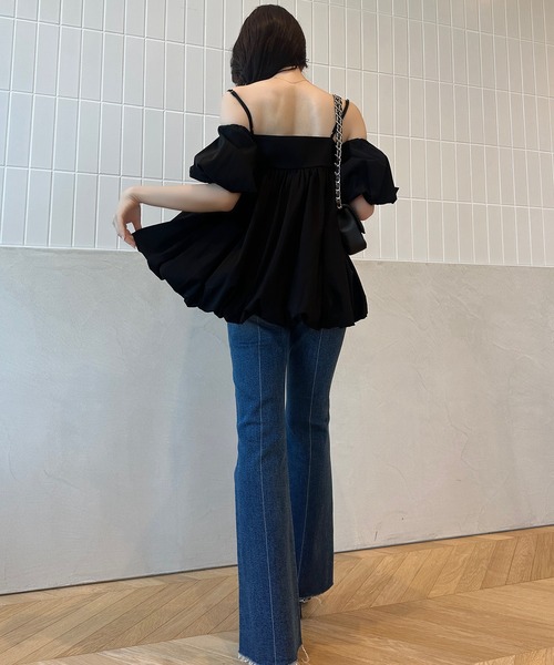 anuans（アニュアンス）の「オフショルダーバルーンキャミソール