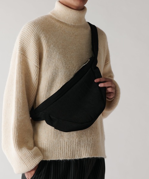 ITTI（イッチ）の「【ITTI / イッチ】ANNIE PUFFER MINI MOON BAG