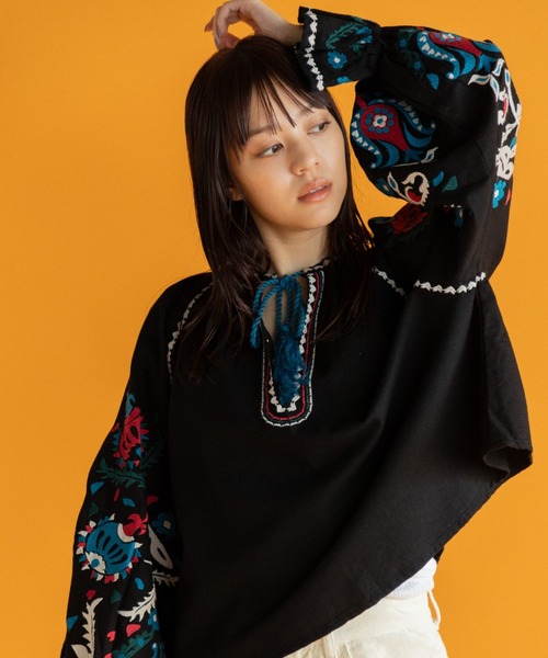 AMERICAN RAG CIE（アメリカンラグシー）の「LEIN 花柄刺繍ブラウス