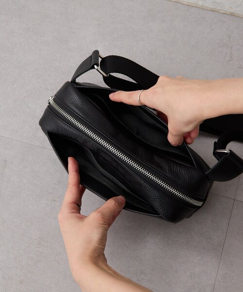 本革/290g》エンボスボディバッグ（ショルダーバッグ）｜ear