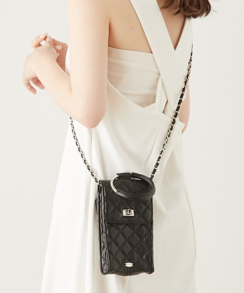 Chico（チコ）の「チェーンショルダーキルティングスマホケース