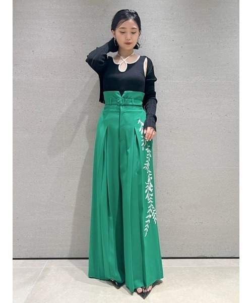 LILY BROWN（リリーブラウン）の「刺繍ハイウエストタックパンツ