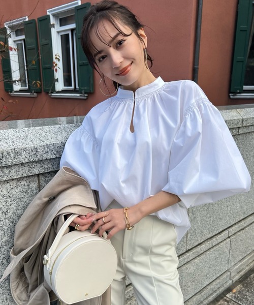 anuans（アニュアンス）の「ベルカフスギャザーブラウス（シャツ