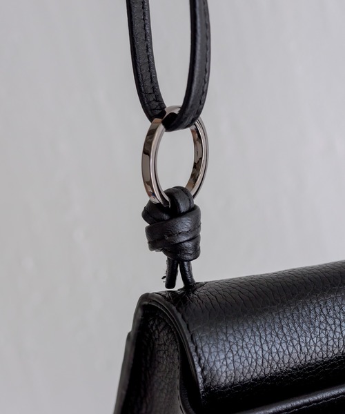 ear PAPILLONNER（イアパピヨネ）の「【牛革】レザーフラップ