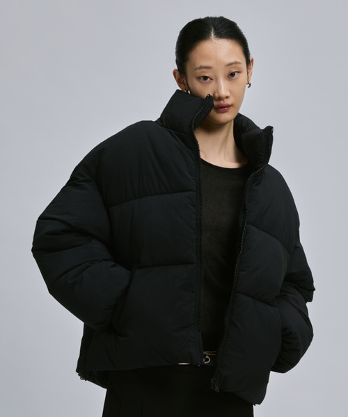 FEKETE（フェケテ）の「DRAWSTRING SHORT ECO DOWN JACKET / ドロスト