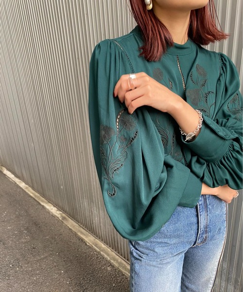 Ameri（アメリ）の「LADY EMBROIDERY PUFF BLOUSE（シャツ/ブラウス