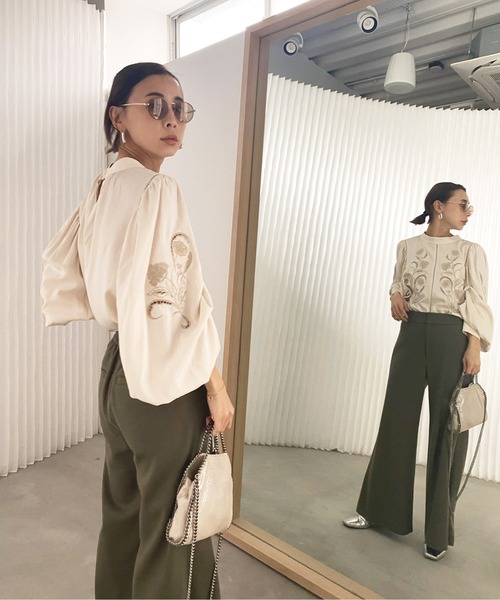 Ameri（アメリ）の「LADY EMBROIDERY PUFF BLOUSE（シャツ/ブラウス