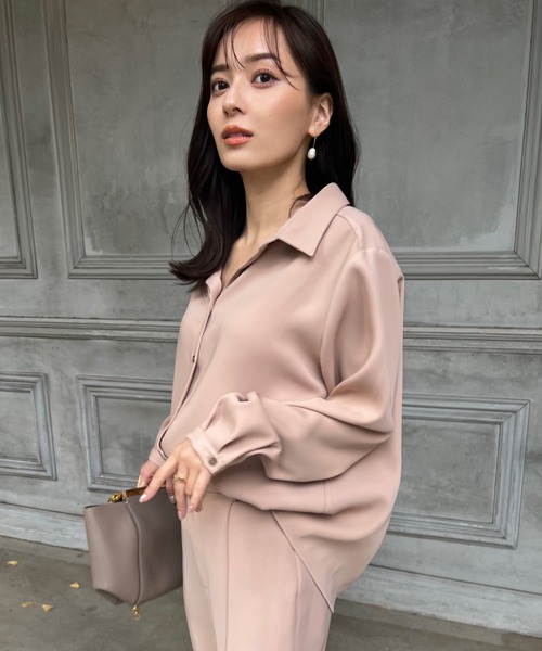 anuans（アニュアンス）の「ダブルサテンシャツブラウス（シャツ