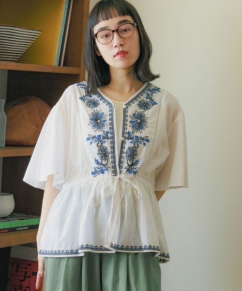 niko and（ニコアンド）の「インド刺繍Vネックブラウス（シャツ