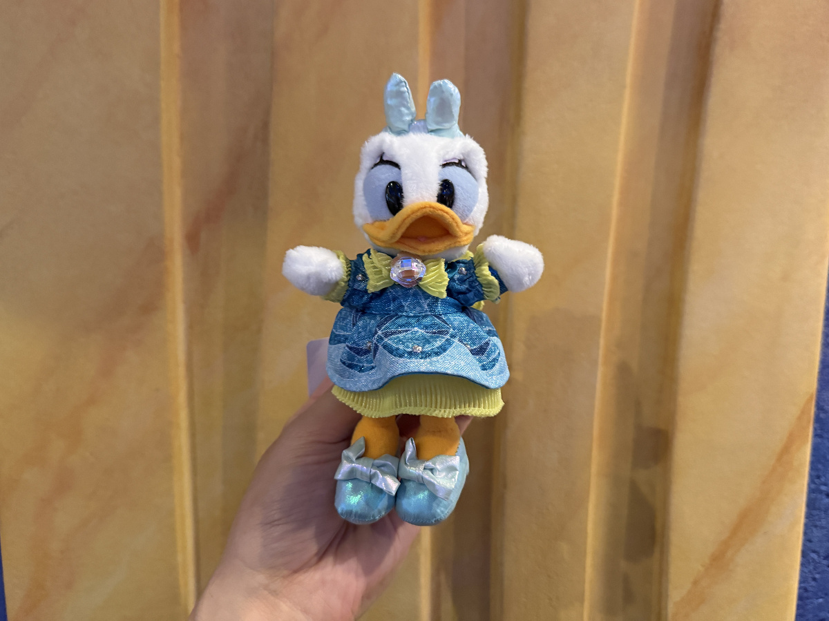 デイジーぬいぐるみバッジ(ディズニーシー25周年グッズ)| キャステル