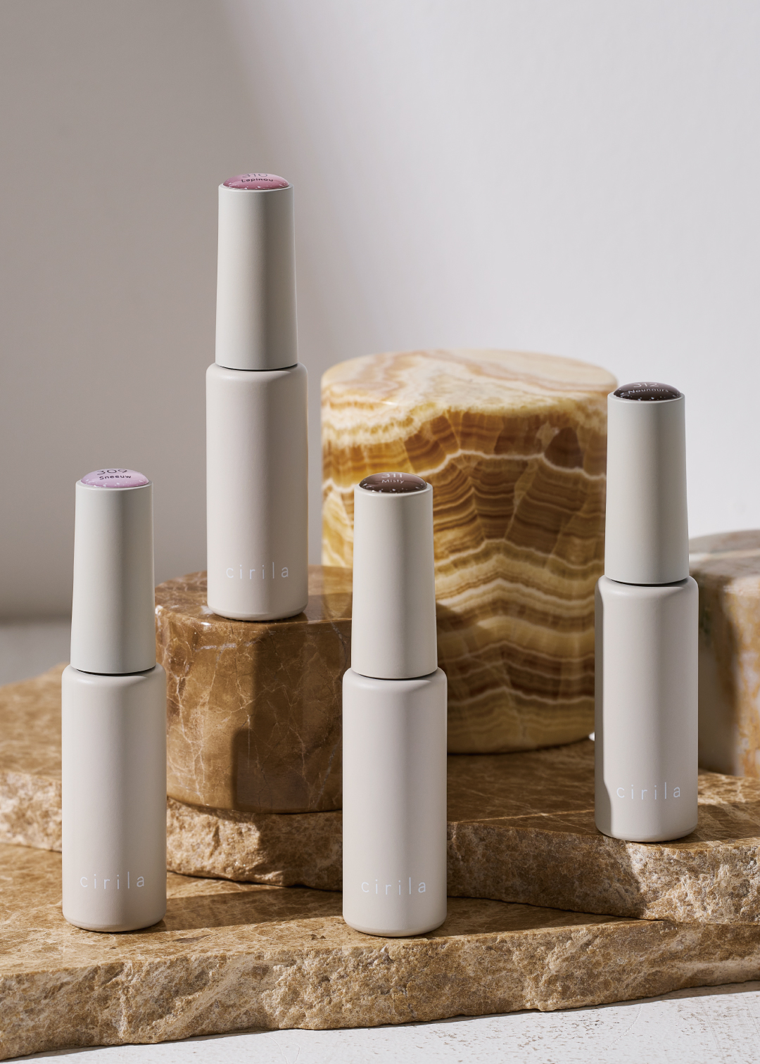 織りなす光、ゆらぐ表情、大人のためのマグネットネイル ｜cirila