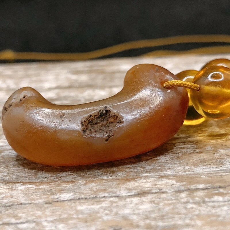 瑪瑙製勾玉（古墳時代)と天然琥珀玉、古代瑠璃玉 - Chagamocraft (チャ