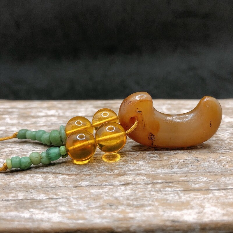瑪瑙製勾玉（古墳時代)と天然琥珀玉、古代瑠璃玉 - Chagamocraft (チャ