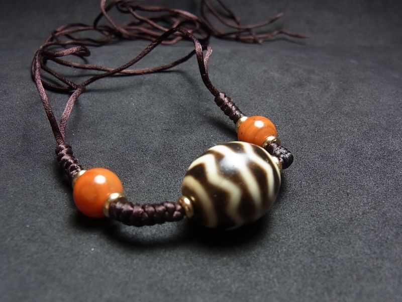 ジービーズ(dzi wave motif)・流水紋天珠（水紋）と瑪瑙の首飾り