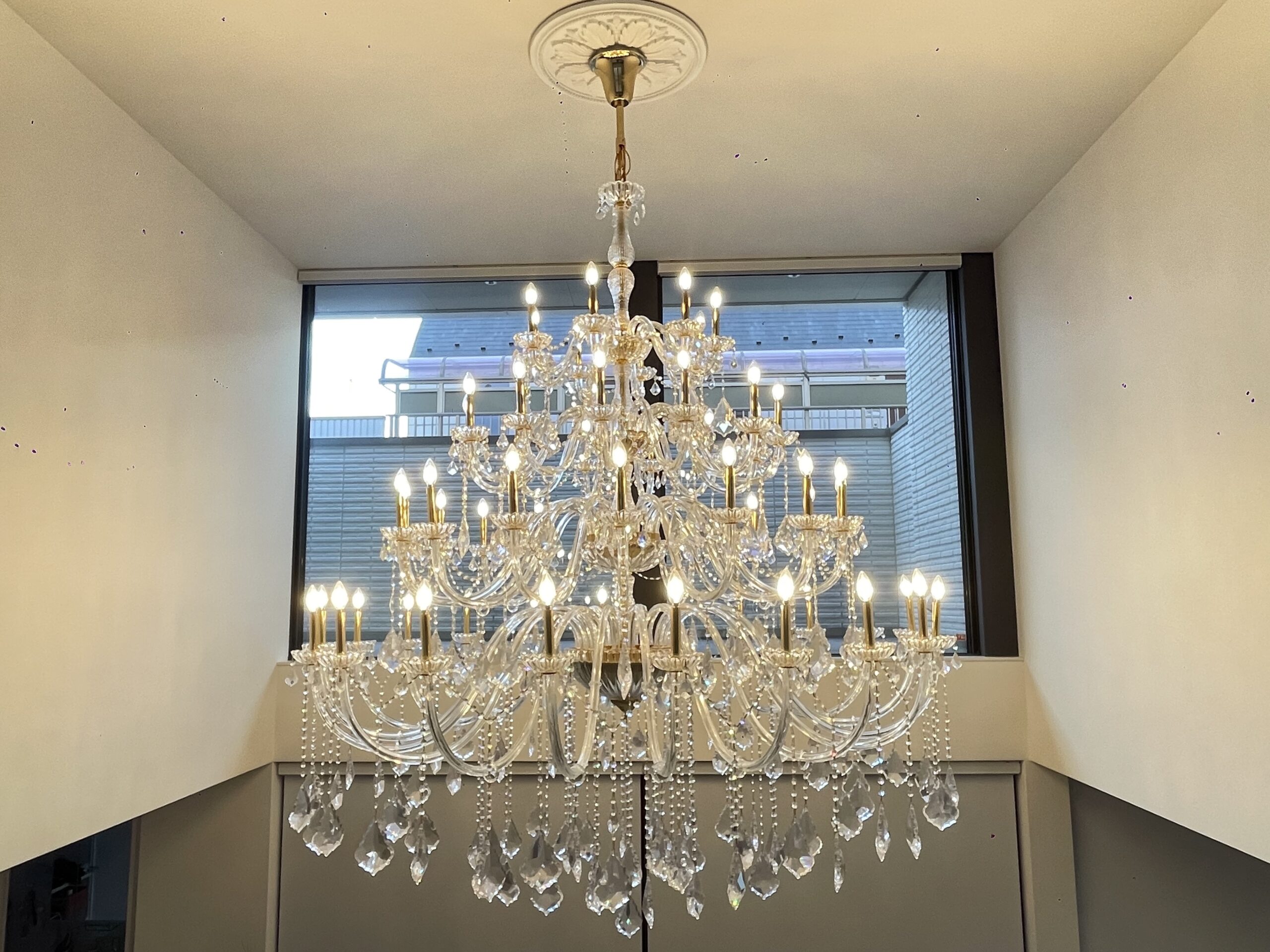 クリスタルシャンデリアとは？特徴や選び方、当店の納入実績をご紹介