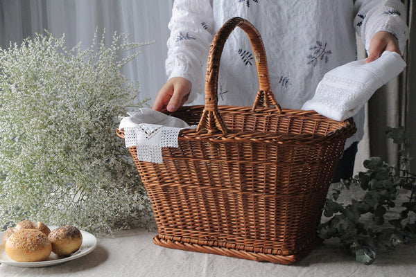 ピクニックに行きたくなるバスケット イギリスアンティークインテリア