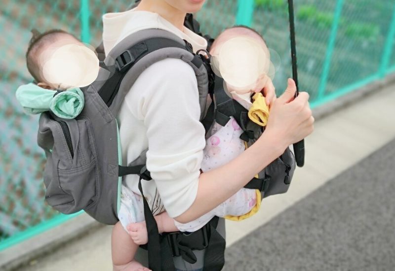 双子を同時に抱っこできる！双子用抱っこ紐【ツインゴーキャリア】をご紹介