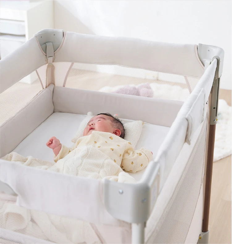コンパクトにたためるベビーベッド「ココネルエアーリュクス