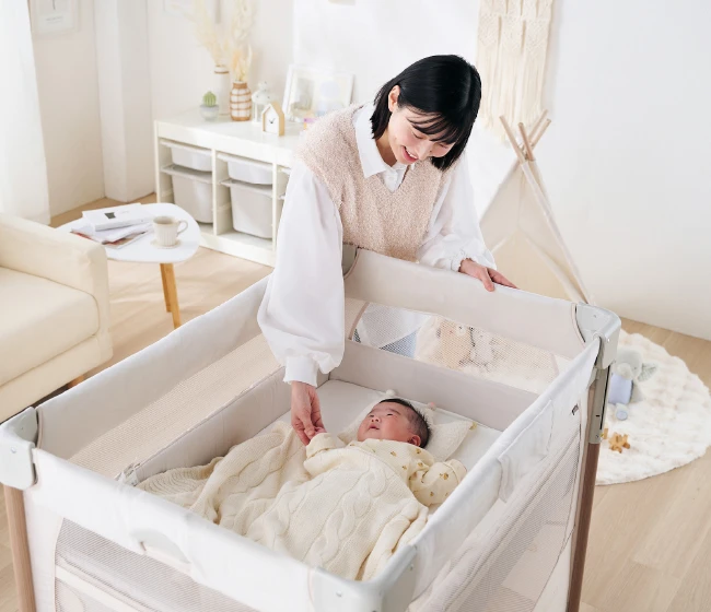 コンパクトにたためるベビーベッド「ココネルエアーリュクス